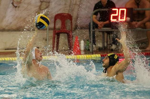 13 11 2021, Germany, Stuttgart, water polo Bundesliga, SV Ludwigsburg vs SG Neukölln, v l Niklas Braatz SG , Mattia Ruggeri SVL