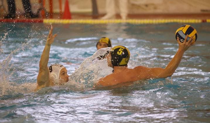 13 11 2021, Germany, Stuttgart, water polo Bundesliga, SV Ludwigsburg vs SG Neukölln, v l Philipp Kotowski SG , Marko Martinic SVL