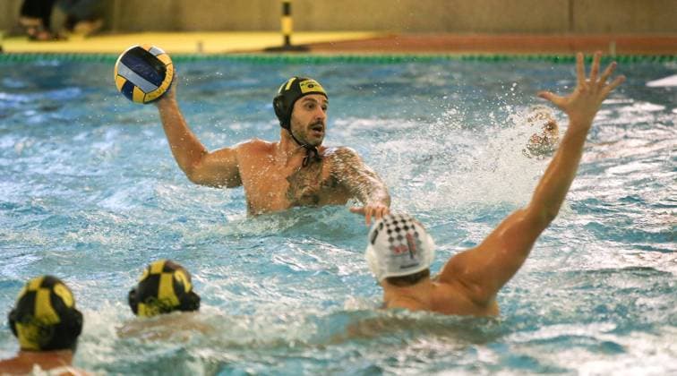 13 11 2021, Germany, Stuttgart, water polo Bundesliga, SV Ludwigsburg vs SG Neukölln, v l Nino Blazevic SVL , David Kleine SG
