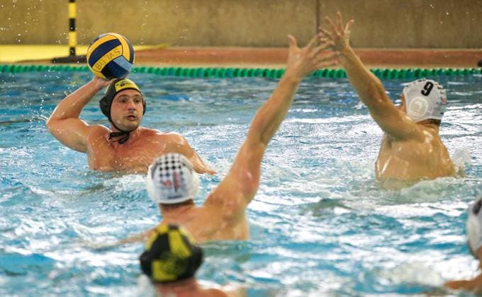 13 11 2021, Germany, Stuttgart, water polo Bundesliga, SV Ludwigsburg vs SG Neukölln, left Marko Martinic SVL
