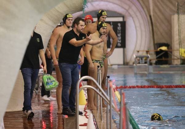 13 11 2021, Germany, Stuttgart, water polo Bundesliga, SV Ludwigsburg vs SG Neukölln, coach Adrijan Jacovcev SVL