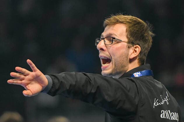 13 11 2021, xlakx, handball LIQUI MOLY 1 Bundesliga, Fuechse Berlin SC Magdeburg emspor, v l gives instructions, gestures with arms, gesticulate, gives instructions Jaron Siewert Fuechse Berlin coach Berlin