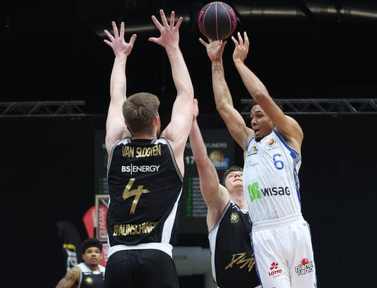 Len Adam Schoormann Fraport Skyliners Frankfurt on the ball, Luc van Slooten Basketball Loewen Braunschweig