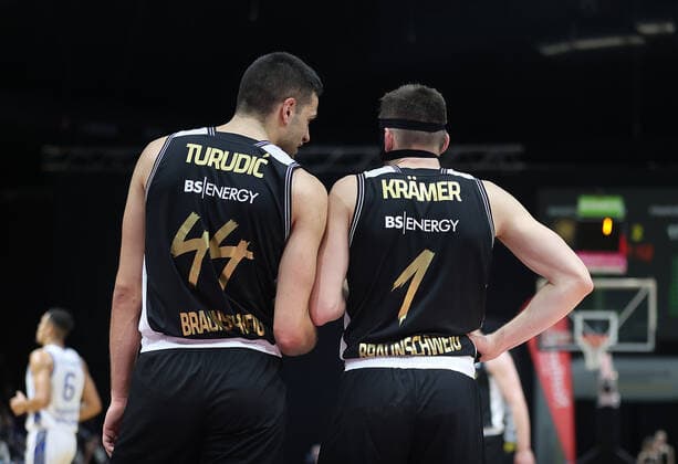 Benedikt Turudic Basketball Loewen Braunschweig , David Kraemer Basketball Loewen Braunschweig , v l