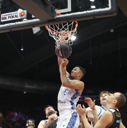Dunking Len Adam Schoormann Fraport Skyliners Frankfurt