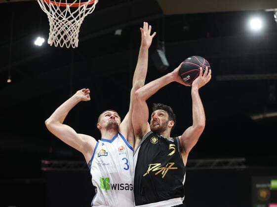 Matt Haarms Fraport Skyliners Frankfurt , Owen Klassen Basketball Loewen Braunschweig