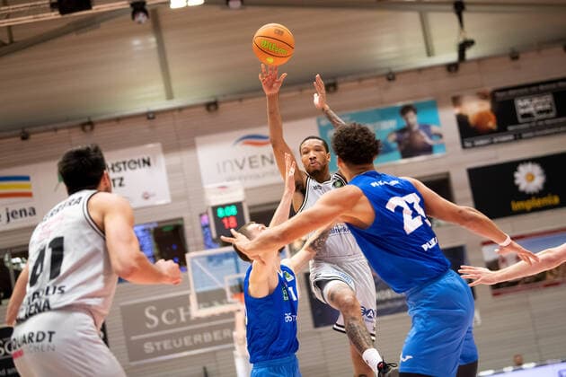 BARMER 2 Basketball Bundesliga ProA Saison 2021 2022 Spieltag 10 am 13 11 2021 Medipolis SC Jena vs PS Karlsruhe Lions Basketball Mitte Rayshawn Simmons Jena with pass to Alexander Herrera Jena Sparkassen Arena