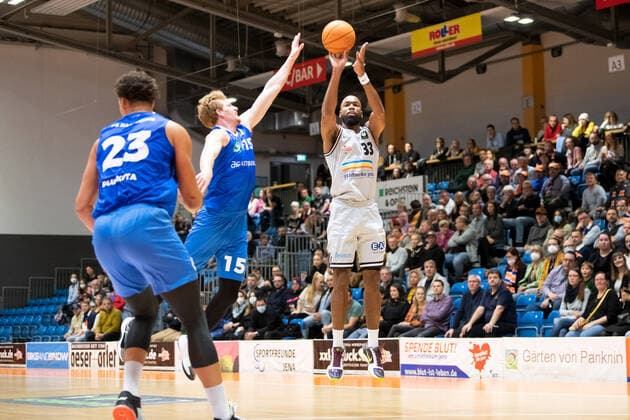 BARMER 2 Basketball Bundesliga ProA Saison 2021 2022 Spieltag 10 am 13 11 2021 Medipolis SC Jena vs PS Karlsruhe Lions Basketball v re Brandon Thomas Jena at the 3 point shot against Leo Anthony Behrend Karlsruhe Sparkassen Arena