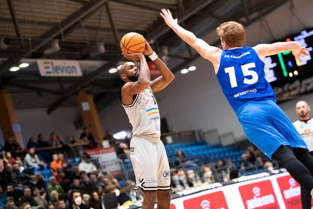 BARMER 2 Basketball Bundesliga ProA Saison 2021 2022 Spieltag 10 am 13 11 2021 Medipolis SC Jena vs PS Karlsruhe Lions Basketball v li at 3 point shot Brandon Thomas Jena vs Leo Anthony Brehend Karlsruhe Sparkassen Arena