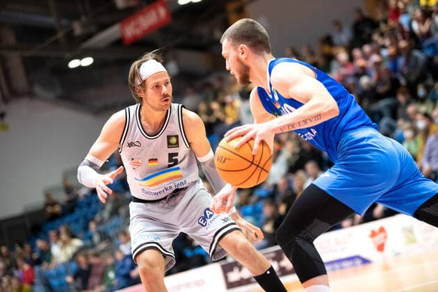 BARMER 2 Basketball Bundesliga ProA Season 2021 2022 Matchday 10 on 13 11 2021 Medipolis SC Jena vs PS Karlsruhe Lions Basketball v li defended Nico Brauner Jena Ferdinand Zylka Karlsruhe Sparkassen Arena