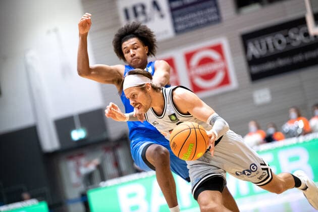 BARMER 2 Basketball Bundesliga ProA Season 2021 2022 Matchday 10 on 13 11 2021 Medipolis SC Jena vs PS Karlsruhe Lions Basketball from the front Nico Brauner Jena on the ball against Nils Owen Schmitz Karlsruhe Sparkassen Arena