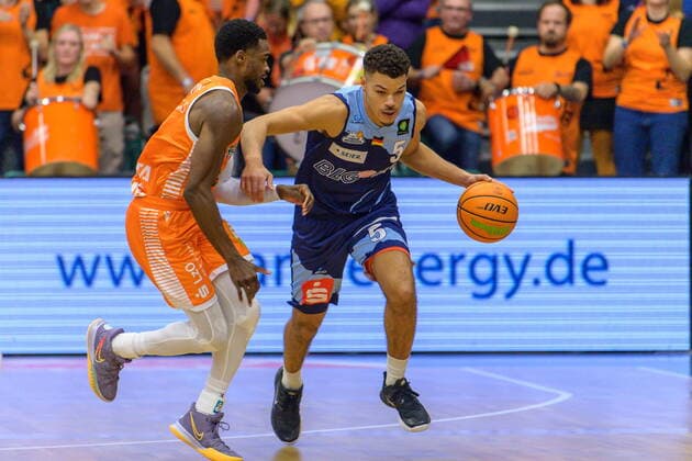 GER, BARMER 2 BBL, RASTA VECHTA VS EISBAEREN BREMERHAVEN 13 11 2021, Rasta Dome, Vechta, GER, BARMER 2 BBL, RASTA VECHTA VS EISBAEREN BREMERHAVEN in picture Jarelle Reischel Eisbären Bremerhaven 05 James Washington RASTA Vechta 15 nordphotoxGmbHxx xKokenge nph00001