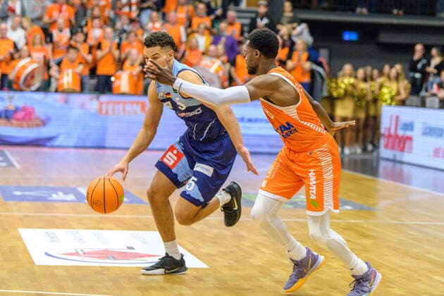 GER, BARMER 2 BBL, RASTA VECHTA VS EISBAEREN BREMERHAVEN 13 11 2021, Rasta Dome, Vechta, GER, BARMER 2 BBL, RASTA VECHTA VS EISBAEREN BREMERHAVEN in picture Jarelle Reischel Eisbären Bremerhaven 05 James Washington RASTA Vechta 15 nordphotoxGmbHxx xKokenge nph00001