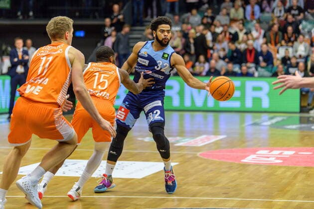 GER, BARMER 2 BBL, RASTA VECHTA VS EISBAEREN BREMERHAVEN 13 11 2021, Rasta Dome, Vechta, GER, BARMER 2 BBL, RASTA VECHTA VS EISBAEREN BREMERHAVEN in picture Carrington Love Eisbären Bremerhaven 32 James Washington RASTA Vechta 15 Robin Lodders RASTA Vechta 11 nordphotoxGmbHxx xKokenge nph00001