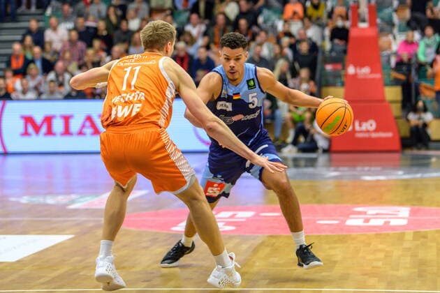 GER, BARMER 2 BBL, RASTA VECHTA VS EISBAEREN BREMERHAVEN 13 11 2021, Rasta Dome, Vechta, GER, BARMER 2 BBL, RASTA VECHTA VS EISBAEREN BREMERHAVEN in picture Robin Lodders RASTA Vechta 11 Jarelle Reischel Eisbären Bremerhaven 05 nordphotoxGmbHxx xKokenge nph00001