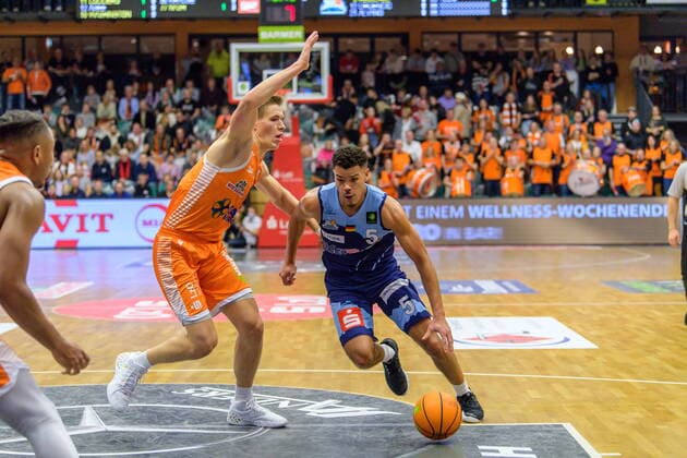 GER, BARMER 2 BBL, RASTA VECHTA VS EISBAEREN BREMERHAVEN 13 11 2021, Rasta Dome, Vechta, GER, BARMER 2 BBL, RASTA VECHTA VS EISBAEREN BREMERHAVEN in picture Robin Lodders RASTA Vechta 11 Jarelle Reischel Eisbären Bremerhaven 05 nordphotoxGmbHxx xKokenge nph00001