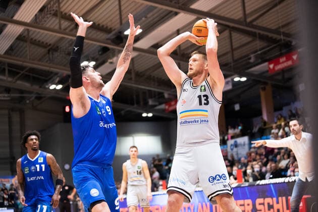 BARMER 2 Basketball Bundesliga ProA Season 2021 2022 Matchday 10 on 13 11 2021 Medipolis SC Jena vs PS Karlsruhe Lions Basketball Duel of the match from right Clint Chapman Jena throwing against Matthew Jon Freeman Karlsruhe Freeman had previously elbowed Chapman down, which was not seen by the referees Sparkassen Arena