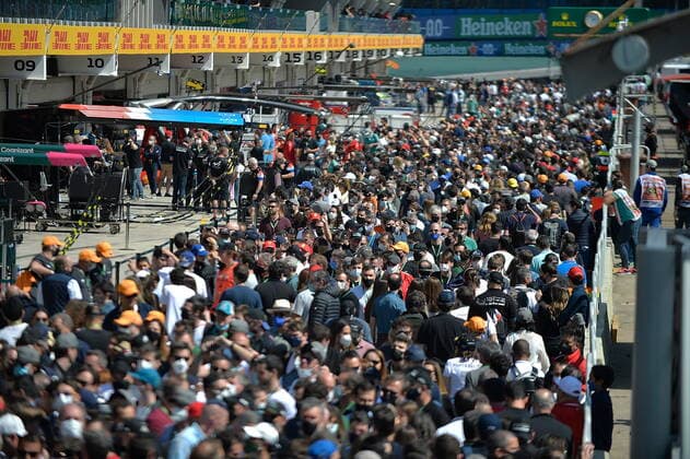 FORMULA 1 HEINEKEN GRANDE PREMIO DO BRASIL 2021 13 11 2021, Autodromo Jose Carlos Pace, Interlagos, FORMULA 1 HEINEKEN GRANDE PREMIO DO BRASIL 2021 , picture crowded pit lane with fans nordphotoxGmbHx xBratic nph00250