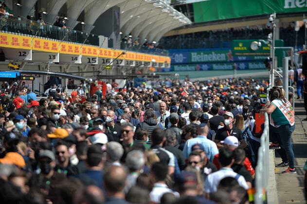 FORMULA 1 HEINEKEN GRANDE PREMIO DO BRASIL 2021 13 11 2021, Autodromo Jose Carlos Pace, Interlagos, FORMULA 1 HEINEKEN GRANDE PREMIO DO BRASIL 2021 , picture crowded pit lane with fans nordphotoxGmbHx xBratic nph00250