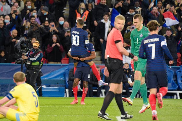 Joie des joueurs de l equipe de France apres le but de - Kylian Mbappe ( 10 - France ) - FOOTBALL : France vs Kazakhstan - Qualification coupe du monde - Paris - 13 11 2021 FedericoPestellini Panoramic 