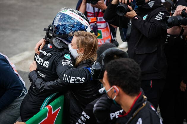 BOTTAS Valtteri (fin), Mercedes AMG F1 GP W12 E Performance, with his girlfriend CROMWELL Tiffany, portrait during the Formula 1 Heineken Grande Premio De Sao Paulo 2021, Sao Paulo Grand Prix, 19th round of the 2021 FIA Formula One World Championship, WM, Weltmeisterschaft from November 12 to 14, 2021 on the Interlagos Circuit, in Sao Paulo, Brazil - F1 - SAO PAULO GRAND PRIX 2021 DPPI Panoramic  00121039_AV6_5309