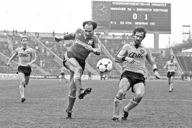 Aus 1. BL Saison 1985 1986 Hannover 96 (dunkles Trikot) gegen BVB Dortmund 1:4 am 26.04.1986 im Niedersachsenstadion. Im Foto: Am Ball Han96 Spieler Franz Gerber gegen BVB Spieler Dirk Hupe re..