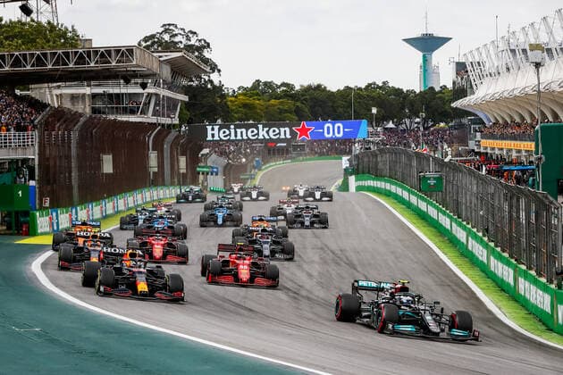 start of the race, depart, 33 VERSTAPPEN Max (nld), Red Bull Racing Honda RB16B, 77 BOTTAS Valtteri (fin), Mercedes AMG F1 GP W12 E Performance, action during the Formula 1 Heineken Grande Premio De Sao Paulo 2021, Sao Paulo Grand Prix, 19th round of the 2021 FIA Formula One World Championship, WM, Weltmeisterschaft from November 12 to 14, 2021 on the Interlagos Circuit, in Sao Paulo, Brazil - F1 - SAO PAULO GRAND PRIX 2021 DPPI Panoramic 00121039__V2_8888