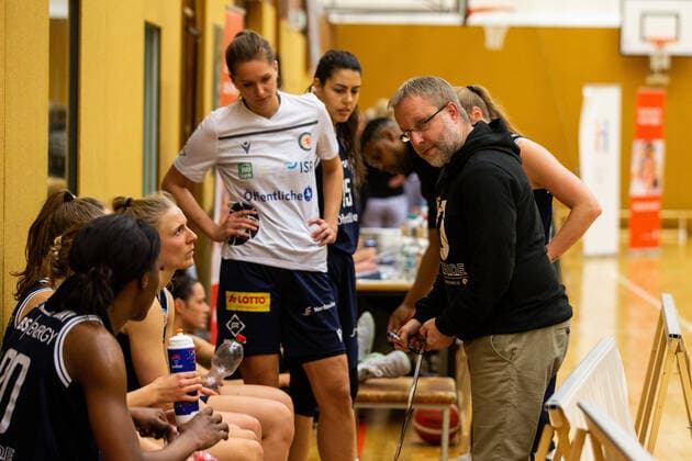 13 11 2021, 2 Toyota Womens Basketball Bundesliga Nord, DBBL, 2021 2022 season, ladies, Chemcats Chemnitz Eintracht Braunschweig Christian Steinwerth Coach , Eintracht Braunschweig.
