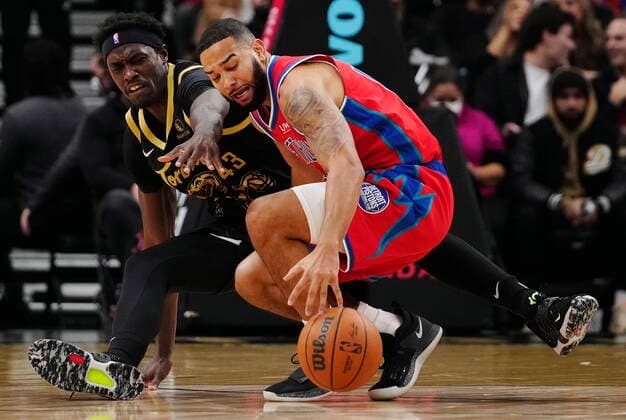 November 13, 2021, Toronto, ON, Canada: Toronto Raptors forward Pascal Siakam (43) and Detroit Pistons guard Cory Joseph (18) collide during first half NBA, Basketball Herren, USA basketball action in Toronto on Saturday, November 13, 2021. Canada News - November 13, 2021  - ZUMAc35_ 20211113_zaf_c35_054 Copyright: xFrankxGunnx