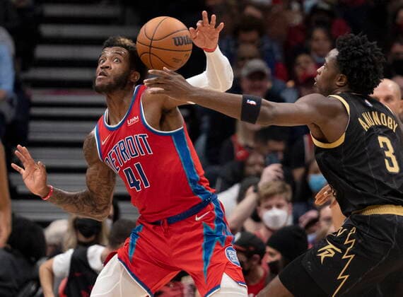 November 13, 2021, Toronto, on, Canada: Detroit Pistons forward Saddiq Bey (41) and Toronto Raptors forward OG Anunoby (3) battle for a loose ball during first half NBA, Basketball Herren, USA action in Toronto on Saturday, November 13, 2021. Canada News - November 13, 2021  - ZUMAc35_ 20211113_zaf_c35_073 Copyright: xFrankxGunnx