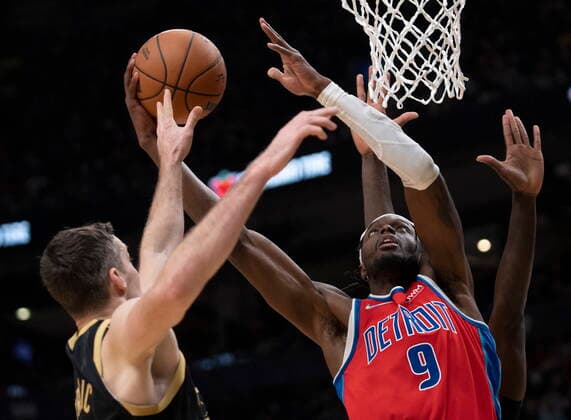 November 13, 2021, Toronto, on, Canada: Detroit Pistons forward Jerami Grant (9) drives to the hoop past Toronto Raptors guard Goran Dragic (1) during second half NBA, Basketball Herren, USA action in Toronto on Saturday November 13, 2021. Canada News - November 13, 2021  - ZUMAc35_ 20211113_zaf_c35_100 Copyright: xFrankxGunnx