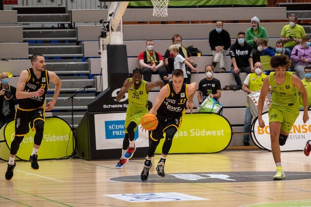 Daniel Keppeler Tigers Tuebingen, 31 J R MacCallum Ehingen Urspring, 35 Ryan Mikesell Tigers Tuebingen, 33 Yanic Niederhäuser Ehingen Urspring, 14 , Ehingen Urspring vs Tigers Tübingen, Basketball, 2 Bundesliga, ProA, Barmer 2 Basketball, Matchday 10, Season 2021 2022, 13 11 2021 Ehingen Urspring vs Tigers Tuebingen, Basketball, 2 Bundesliga, ProA, Barmer 2 Basketball, Matchday 10, Season 2021 2022, 13 11 2021 Ehingen Copyright: xEibner-Pressefotox EP_ABF