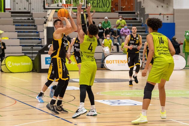 Erol Ersek Tigers Tuebingen, 11 Aris Sebastian Ehingen Urspring, 04 Daniel Keppeler Tigers Tuebingen, 31 Yanic Niederhäuser Ehingen Urspring, 14 g, Ehingen Urspring vs Tigers Tübingen, Basketball, 2 Bundesliga, ProA, Barmer 2 Basketball, Matchday 10, Season 2021 2022, 13 11 2021 Ehingen Urspring vs Tigers Tuebingen, Basketball, 2 Bundesliga, ProA, Barmer 2 Basketball, Matchday 10, Season 2021 2022, 13 11 2021 Ehingen Copyright: xEibner-Pressefotox EP_ABF