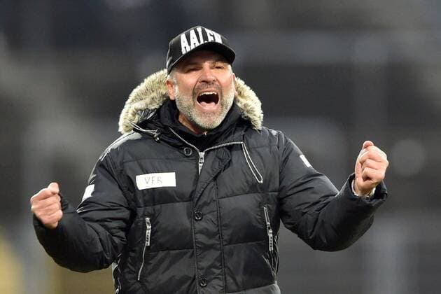 Cheers, joy after the victory Uwe Wolf coach VfR Aalen , KSV Hessen Kassel vs VfR Aalen, Football, Regionalliga Suedwest, 13 11 2021, Football KSV Hessen Kassel vs VfR Aalen, 13 11 2021 Kassel Copyright: xRolandxSippelx-xEibner-Pressefotox