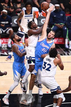 LOS ANGELES, CA - NOVEMBER 13: Minnesota Timberwolves Forward Anthony Edwards (1) shoots over Los Angeles Clippers Center Ivica Zubac (40) during a NBA, Basketball Herren, USA game between the Minnesota Timberwolves and the Los Angeles Clippers on November 13, 2021 at STAPLES Center in Los Angeles, CA. (Photo by Brian Rothmuller Icon Sportswire) NBA: NOV 13 Timberwolves at Clippers Icon211113013
