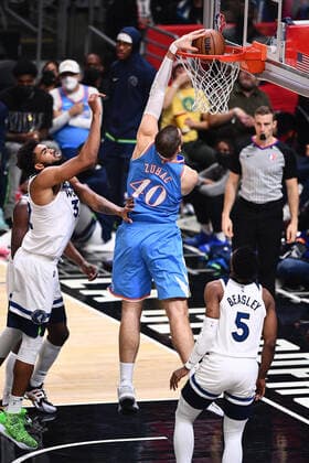 LOS ANGELES, CA - NOVEMBER 13: Los Angeles Clippers Center Ivica Zubac (40) goes up for a dunk during a NBA, Basketball Herren, USA game between the Minnesota Timberwolves and the Los Angeles Clippers on November 13, 2021 at STAPLES Center in Los Angeles, CA. (Photo by Brian Rothmuller Icon Sportswire) NBA: NOV 13 Timberwolves at Clippers Icon211113035