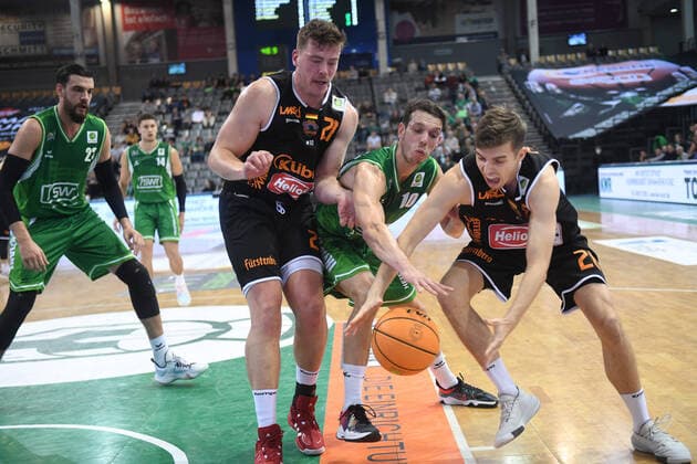 Isemann, Larysz, Gladiators Trier vs Wiha Panthers Schwenningen, basketball, 2 Bundesliga, Pro A, season 2021 2022, 13 11 2021, Gladiators Trier vs Wiha Panthers Schwenningen, basketball, 2 Bundesliga, Pro A, season 2021 2022, 13 11 2021 Trier Copyright: xEibner-Pressefotox EP_WSR
