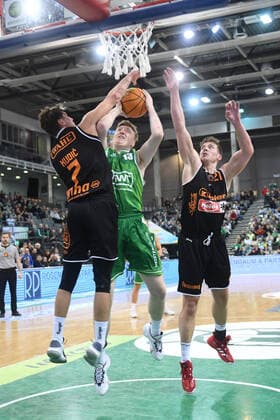 Kudic, Isemann, Gladiators Trier vs Wiha Panthers Schwenningen, basketball, 2 Bundesliga, Pro A, season 2021 2022, 13 11 2021, Gladiators Trier vs Wiha Panthers Schwenningen, basketball, 2 Bundesliga, Pro A, season 2021 2022, 13 11 2021 Trier Copyright: xEibner-Pressefotox EP_WSR