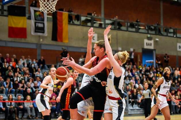 KORTRIJK, BELGIUM - NOVEMBER 14 : Emma Meesseman of Belgium battles for the ball withLaura Hebecker of Germany during the FIBA Women s EuroBasket 2023 Qualifiers match between Belgium and Germany on November 14, 2021 in Kortrijk, Belgium, 14 11 2021 ( Belgium v Germany - FIBA Women s EuroBasket 2023 Qualifiers PhotoNews Panoramic 