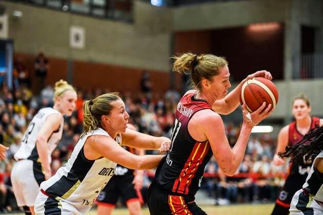 KORTRIJK, BELGIUM - NOVEMBER 14 : Emma Meesseman of Belgium battles for the ball with Svenja Brunckhorst of Germany during the FIBA Women s EuroBasket 2023 Qualifiers match between Belgium and Germany on November 14, 2021 in Kortrijk, Belgium, 14 11 2021 ( Belgium v Germany - FIBA Women s EuroBasket 2023 Qualifiers PhotoNews Panoramic 