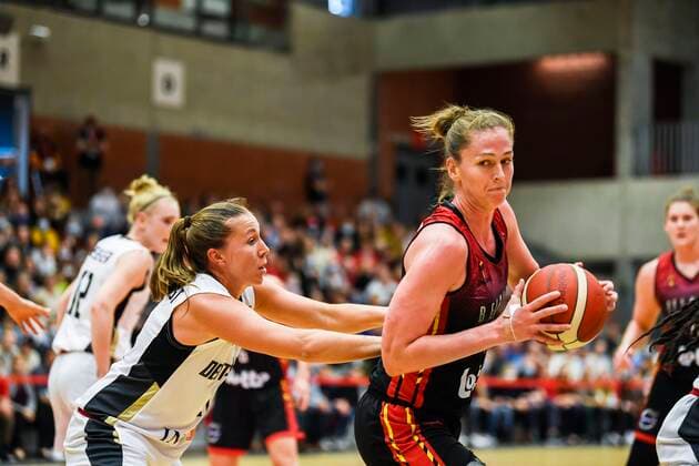 KORTRIJK, BELGIUM - NOVEMBER 14 : Emma Meesseman of Belgium battles for the ball with Svenja Brunckhorst of Germany during the FIBA Women s EuroBasket 2023 Qualifiers match between Belgium and Germany on November 14, 2021 in Kortrijk, Belgium, 14 11 2021 ( Belgium v Germany - FIBA Women s EuroBasket 2023 Qualifiers PhotoNews Panoramic 