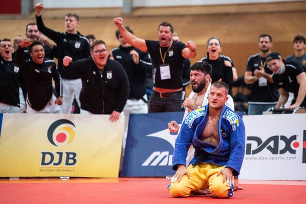 Sport Themen der Woche KW45 Sport Bilder des Tages Michael Korrel (blau, Esslingen) gegen Beka Gviniashvili (weiß, Abensberg) -100kg KSV Esslingen vs TSV Abensberg, Judo Bundesliga Final Four (Finale) am 14.11.2021 in Leipzig (Sachsen). Leipzig *** Michael Korrel blue, Esslingen vs Beka Gviniashvili white, Abensberg 100kg KSV Esslingen vs TSV Abensberg, Judo Bundesliga Final Four Final on 14 11 2021 in Leipzig Saxony Leipzig Copyright: xModlax Eibner-Pressefotox EP_cma