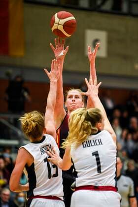 KORTRIJK, BELGIUM - NOVEMBER 14 : Emma Meesseman of Belgium battles for the ball with Leonie Fiebich of Germany during the FIBA Women s EuroBasket 2023 Qualifiers match between Belgium and Germany on November 14, 2021 in Kortrijk, Belgium, 14 11 2021 ( Belgium v Germany - FIBA Women s EuroBasket 2023 Qualifiers PhotoNews Panoramic 