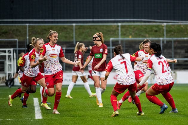FLYERALARM Womens Bundesliga, 1 FC Koeln 1 FFC Turbine Potsdam 14 11 2021 The women of 1 FC Koeln celebrate the 1 0 by Myrthe Moorrees 6, 1 FC Koeln FLYERALARM Womens Bundesliga, 1 FC Koeln 1 FFC Turbine Potsdam, Koeln, Geissbockheim DFL REGULATES PROHIBIT ANY USE OF PHOTOGRAPHS AS IMAGE SEQUENCES AND OR QUASI VIDEO Copyright: xBEAUTIFULxSPORTS Wunderlx