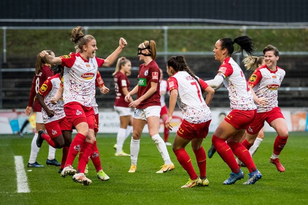 FLYERALARM Womens Bundesliga, 1 FC Koeln 1 FFC Turbine Potsdam 14 11 2021 The women of 1 FC Koeln celebrate the 1 0 by Myrthe Moorrees 6, 1 FC Koeln FLYERALARM Womens Bundesliga, 1 FC Koeln 1 FFC Turbine Potsdam, Koeln, Geissbockheim DFL REGULATES PROHIBIT ANY USE OF PHOTOGRAPHS AS IMAGE SEQUENCES AND OR QUASI VIDEO Copyright: xBEAUTIFULxSPORTS Wunderlx