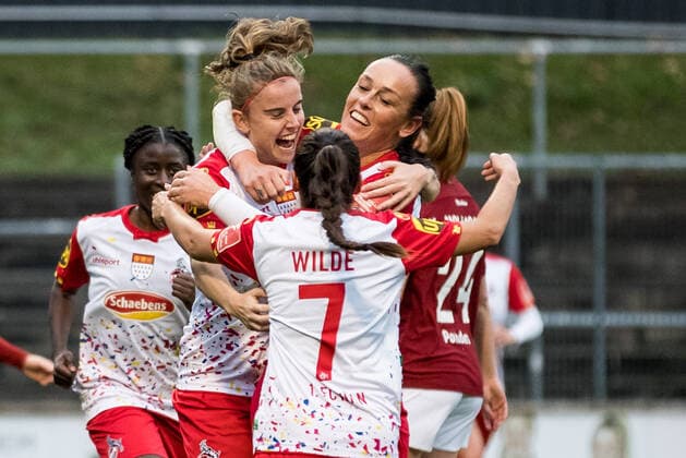 Sport Themen der Woche KW45 Sport Bilder des Tages FLYERALARM Frauen Fussball Bundesliga, 1. FC Koeln - 1. FFC Turbine Potsdam; 14.11.2021 Die Frauen des 1. FC Koeln bejubeln das 1:0 durch Myrthe Moorrees ( 6, 1. FC Koeln) FLYERALARM Frauen Fussball Bundesliga, 1. FC Koeln - 1. FFC Turbine Potsdam, Koeln, Geissbockheim DFL REGULATIONS PROHIBIT ANY USE OF PHOTOGRAPHS AS IMAGE SEQUENCES AND OR QUASI-VIDEO. *** FLYERALARM Womens Bundesliga, 1 FC Koeln 1 FFC Turbine Potsdam 14 11 2021 The women of 1 FC Koeln celebrate the 1 0 by Myrthe Moorrees 6, 1 FC Koeln FLYERALARM Womens Bundesliga, 1 FC Koeln 1 FFC Turbine Potsdam, Koeln, Geissbockheim DFL REGULATES PROHIBIT ANY USE OF PHOTOGRAPHS AS IMAGE SEQUENCES AND OR QUASI VIDEO Copyright: xBEAUTIFULxSPORTS Wunderlx