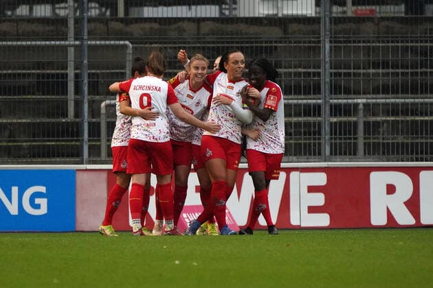 14 11 2021, Frauen Fussball GER, Saison 21 22, 2 Bundesliga , 1 FC Köln 1,FFc Turbine Potsdam , Franz Kremer stadion Köln Köln jubeln, , Foto Chai von der Laage DFL regulations prohibit any use of photographs as image sequences and or quasi video EDITORIAL USE ONLY
