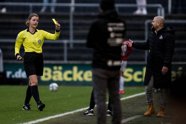 FLYERALARM Womens Bundesliga, 1 FC Koeln 1 FFC Turbine Potsdam 14 11 2021 Yellow for Sascha Glass Coach 1 FC Koeln FLYERALARM Womens Bundesliga, 1 FC Koeln 1 FFC Turbine Potsdam, Koeln, Geissbockheim DFL REGULATIONS PROHIBIT ANY USE OF PHOTOGRAPHS AS IMAGE SEQUENCES AND OR QUASI VIDEO Copyright: xBEAUTIFULxSPORTS Wunderlx