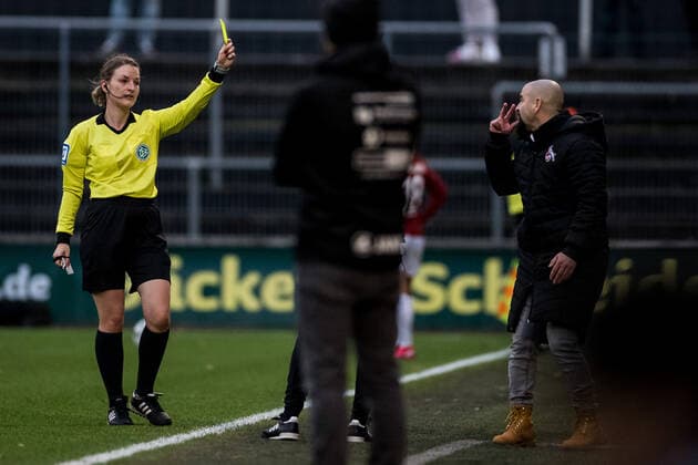 FLYERALARM Womens Bundesliga, 1 FC Koeln 1 FFC Turbine Potsdam 14 11 2021 Yellow for Sascha Glass Coach 1 FC Koeln FLYERALARM Womens Bundesliga, 1 FC Koeln 1 FFC Turbine Potsdam, Koeln, Geissbockheim DFL REGULATIONS PROHIBIT ANY USE OF PHOTOGRAPHS AS IMAGE SEQUENCES AND OR QUASI VIDEO Copyright: xBEAUTIFULxSPORTS Wunderlx