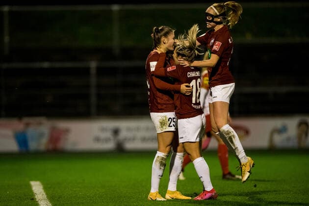 FLYERALARM Womens Bundesliga, 1 FC Koeln 1 FFC Turbine Potsdam 14 11 2021 Cheering at 1 FFC Turbine Potsdam after the 1 2 goal by Melissa Koessler 25, 1 FFC Turbine Potsdam FLYERALARM Womens Bundesliga, 1 FC Koeln 1 FFC Turbine Potsdam, Koeln, Geissbockheim DFL REGULATES PROHIBIT ANY USE OF PHOTOGRAPHS AS IMAGE SEQUENCES AND OR QUASI VIDEO Copyright: xBEAUTIFULxSPORTS Wunderlx